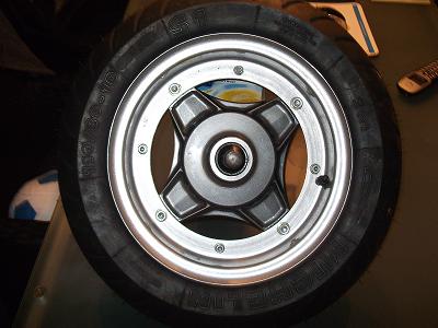 Zilvergrijs metallic met black chroom hart.