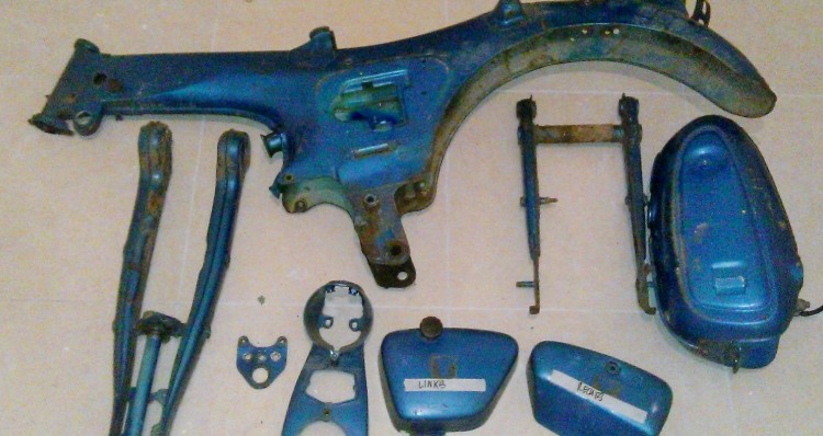 alles al gedemonteerd, alles klaarmaken voor te lakken in het originele blauw