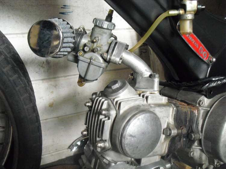 spruitstuk doorgeflext en kwartslag erop terug gelast.Carburateur paste anders niet onder frame!
