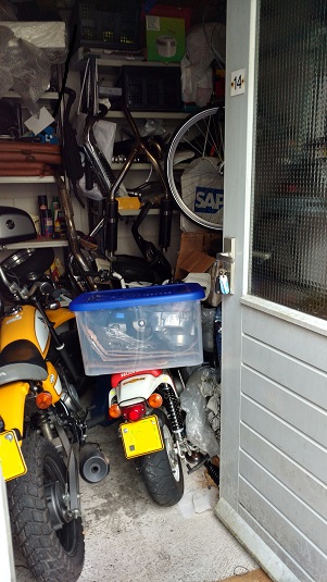 In de stelling de tank die van de gorilla af komt.